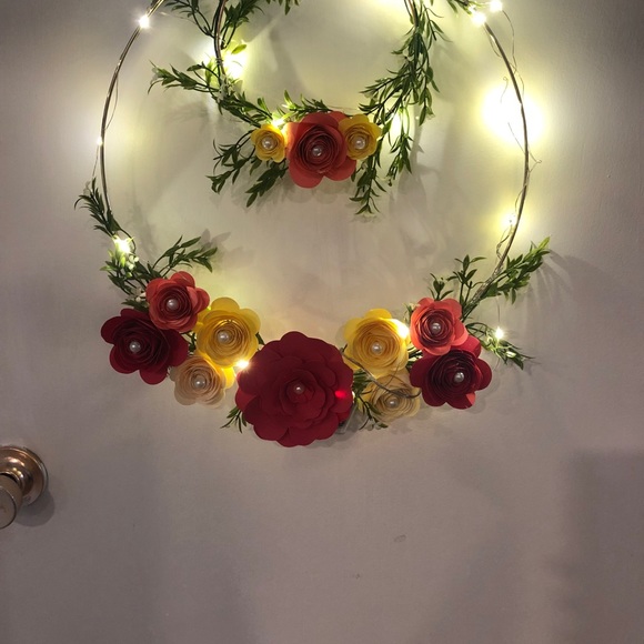 Wreath with paper flowers - Picture 2 of 6